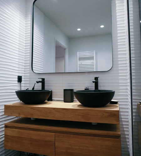 Rénovation salle de bain design Chaville : pose de doubles vasques noires
