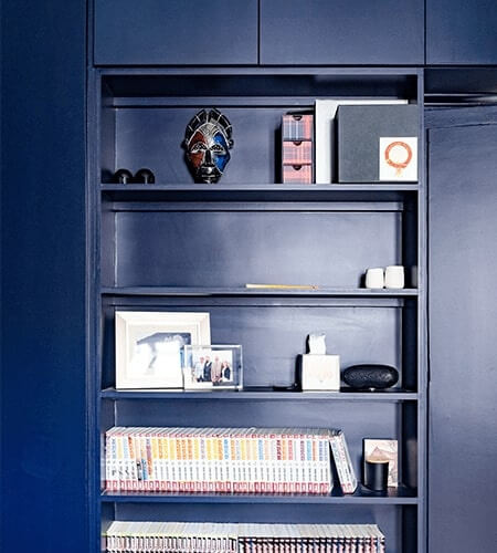 Création bibliothèque sur-mesure bleue marine par Studio Sésame