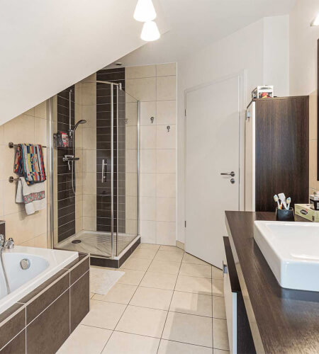 Rénovation d'une salle de bain pose de douche et de baignoire à Paris avec Atelier Sésame
